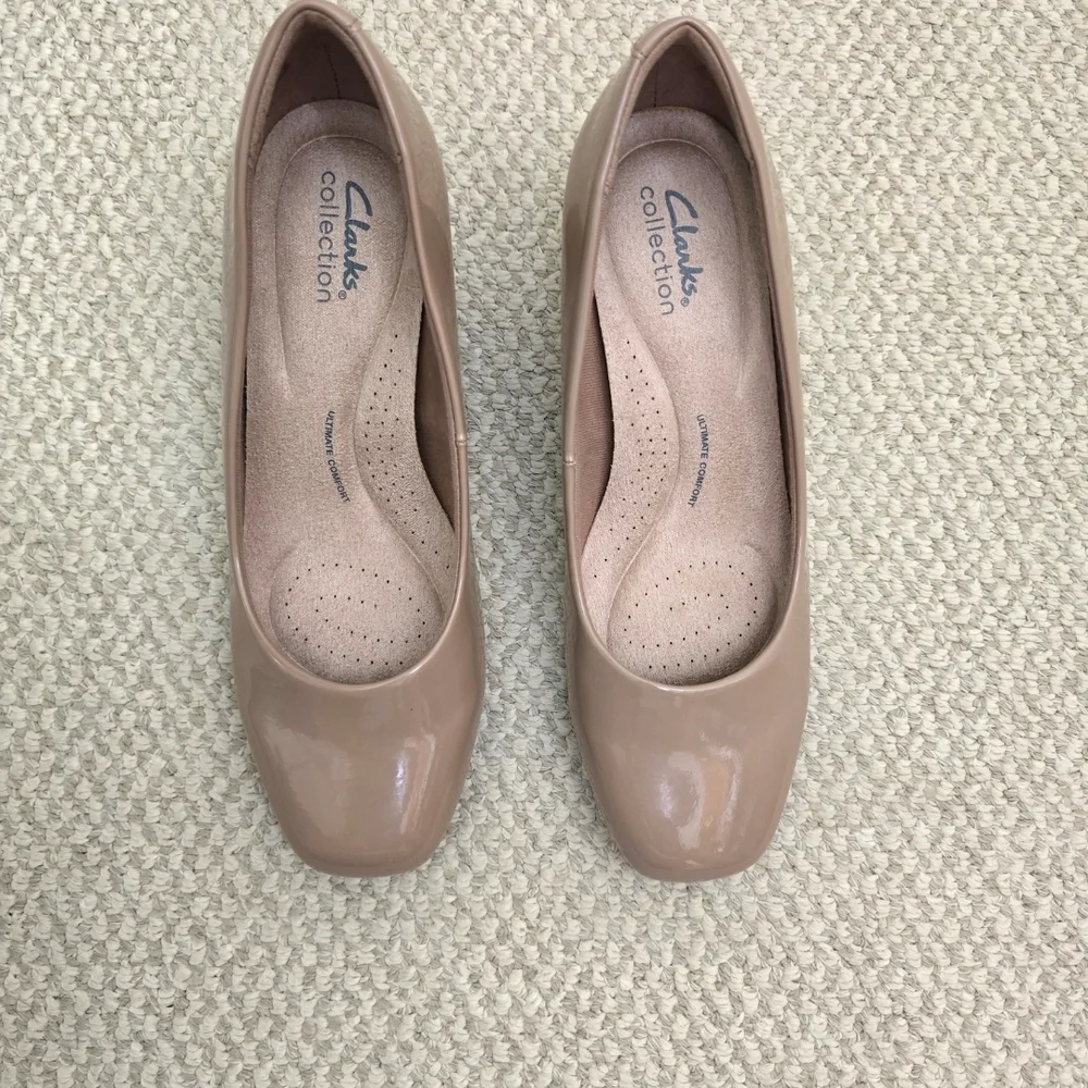 Clarks Kyndall Iris Patent Low Block Heel Pumps NWOB 7.5 Wide